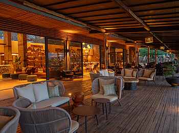 Soroi Samburu Lodge: Terrasse mit Blick in Lounge