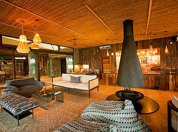 Thorntree River Lodge: Lounge und Kamin Thorntree River Lodge: Lounge und Kamin