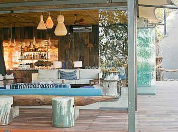 Thorntree River Lodge: Mokoro-Sofa Thorntree River Lodge: Mokoro-Sofa