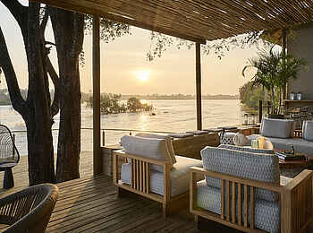 Victoria Falls Rapid View Villa: Die überdachte Lounge auf der Terrasse