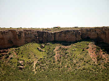 Vingerklip Lodge: Der Tafelberg mit Bergpfad Metalltreppe und Eagle's Nest Restaurant