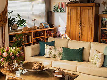 Whalesong Lodge: Lounge mit gemütlichen Sitzgelegenheiten Whalesong Lodge: Lounge mit gemütlichen Sitzgelegenheiten