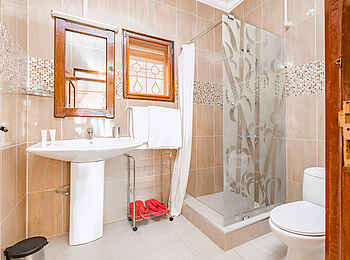 2 Friends Beach Hotel: Gästebad 7