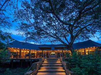 Magashi Camp: Außenansicht des Lounge- und Restaurantbereichs