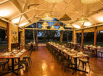 Robins Camp: Esszimmer mit Blick in den Garten Robins Camp: Esszimmer mit Blick in den Garten