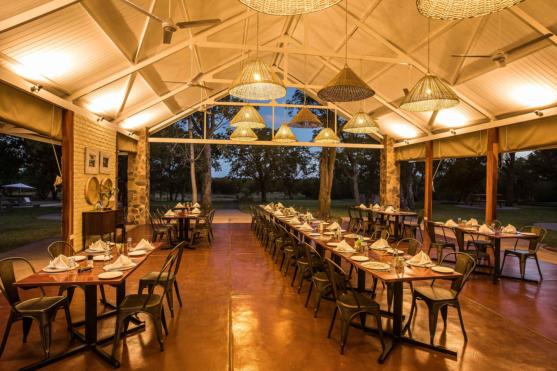 Afrikarma, Afrikarma Safaris, Afrikarma Safaris - Wildnis. Hautnah., Afrikarma.de, Robins Camp, Bäume, Besteck, Deckenventilator, Gläser, Lampen, Ornamente, Schrank, Servietten, Stühle, Teller, Tische