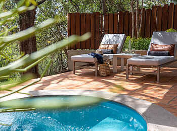 Albida - Victoria Falls Lodge: Plungepool mit Liegestühlen
