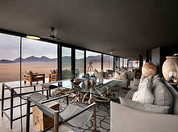 andBeyond Sossusvlei Desert Lodge: Lounge mit Blick auf die Landschaft andBeyond Sossusvlei Desert Lodge: Lounge mit Blick auf die Landschaft