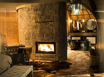 Bisate Lodge: Prasselndes Kaminfeuer auf dem eigenen Zimmer Bisate Lodge: Prasselndes Kaminfeuer auf dem eigenen Zimmer