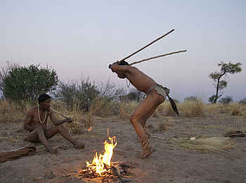 Deception Valley Lodge: Tanzender Buschmann