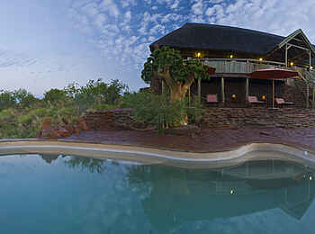 Grootberg Lodge: Pool vor dem Hauptgebäude