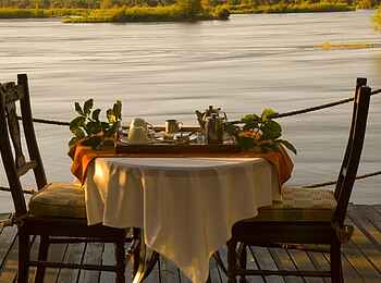 Islands of Siankaba: Abendessen am Strom Islands of Siankaba: Abendessen am Strom