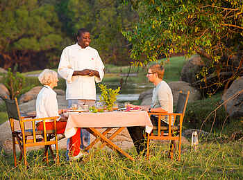 KaingU Safari Lodge: Dinner im Freien