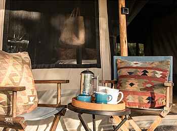 Legendary Songa Migrational Camp: Auf der Terrasse