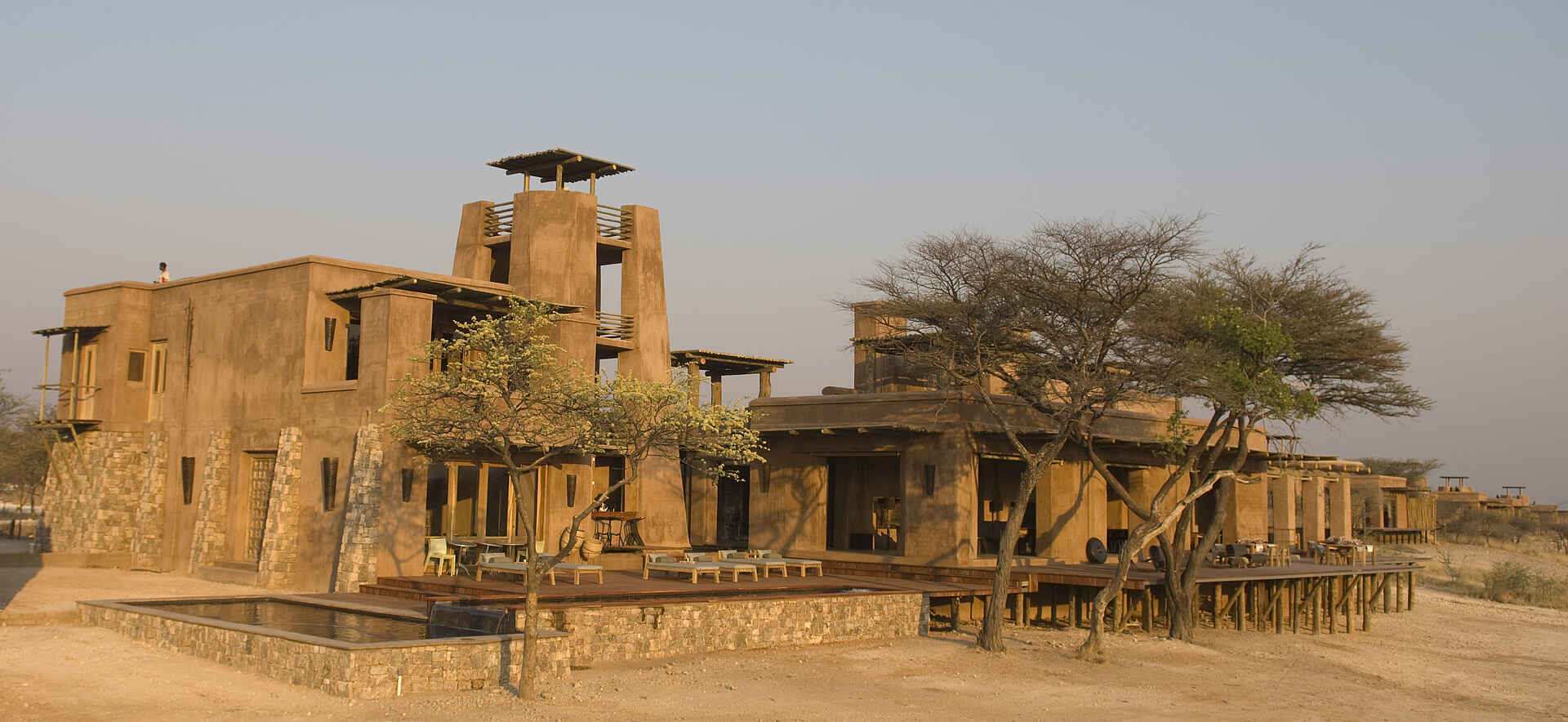 Onguma The Fort: Das Fort aus der Ferne africa, afrika, etosha, etosha national park, etosha nationalpark, etosha pan, etosha pfanne, etosha-pfanne, fort, namibia, nordnamibia, nord-zentralnamiboa, northcentral namibia, northern namibia, Onguma, onguma reservat, onguma reserve, onguma the fort, onguma-reservat, privatreservat, reise, reisen, safari, southern africa, südliches afrika, the fort, urlaub, Ansicht, Gebäude, hauptgebäude, main building, zentrale einrichtungen, Gebäude, hauptgebäude, südliches afrika