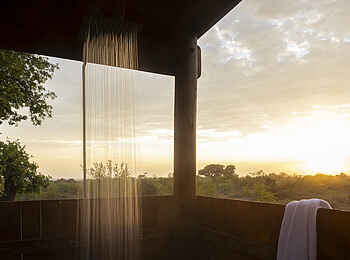 Simbavati Waterside Lodge: Dusche mit Aussicht im Sleep Out Deck Simbavati Waterside Lodge: Dusche mit Aussicht im Sleep Out Deck