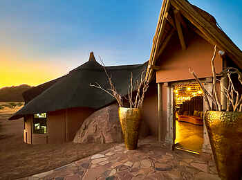 Twyfelfontein Adventure Camp: Der Eingang zum Camp Twyfelfontein Adventure Camp: Der Eingang zum Camp