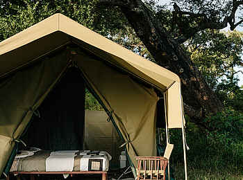 Chilo Mahove Tented Camp: Blick in ein Zelt Chilo Mahove Tented Camp: Blick in ein Zelt