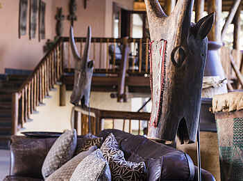 David Livingstone Safari Lodge: Büffelköpfe aus Holz geschnitzt David Livingstone Safari Lodge: Büffelköpfe aus Holz geschnitzt