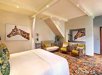 Giraffe Manor: Lynn Superior Room Sitzecke Bett Giraffe Manor: Lynn Superior Room Sitzecke Bett