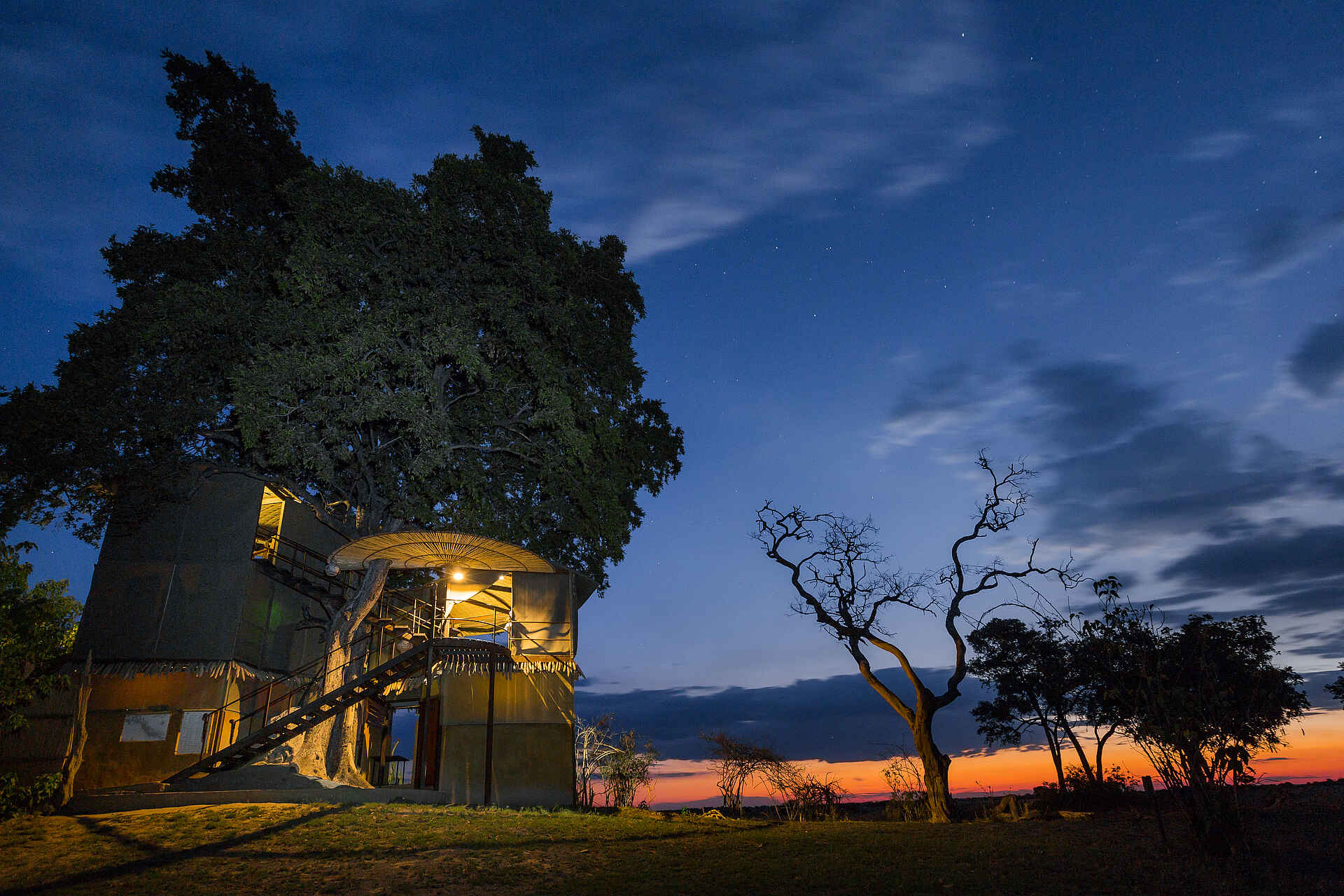 Chantelle Melzer, Jackalberry Tented Camp, Mamili National Park, Nkasa Rupara National Park, Mparamure Island, Hauptgebäude, Nacht, Afrikarma, Afrikarma Safaris, Afrikarma Safaris. Wildnis. Hautnah., Afrikarma.de