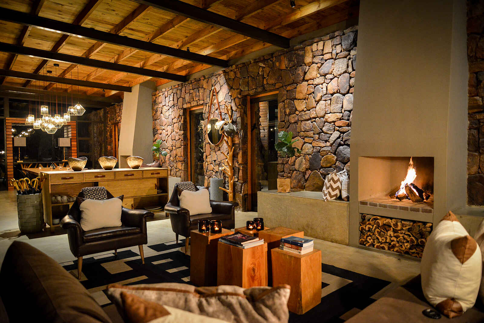 Marataba Mountain Lodge: Ansicht der Lounge mit Kamin Marataba Mountain Lodge: Ansicht der Lounge mit Kamin