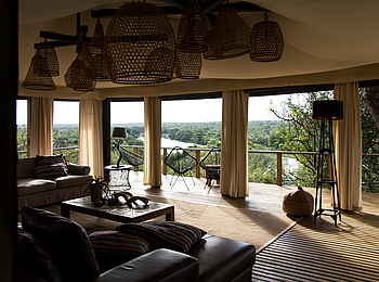 Simbavati Hilltop Lodge: Blick von der Lounge auf die Terrasse