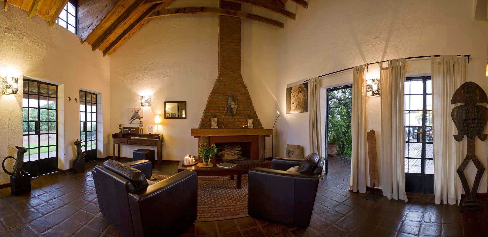 Bashay Rift Lodge, Karatu, Ngorongoro Conservation Area, Tanganyika Expeditions, Kamin, Lounge, Sessel, Afrikarma, Afrikarma Safaris, Afrikarma Safaris - Wildnis. Hautnah., Afrikarma.de