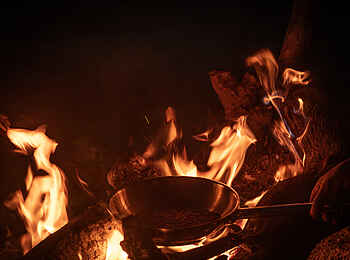 Charlie Sanjan Safari Camp: Kochen über Feuer