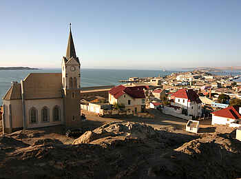 Desert Horse Inn: Die Felsenkirche in der berühmten Hafenstadt Lüderitz Desert Horse Inn: Die Felsenkirche in der berühmten Hafenstadt Lüderitz