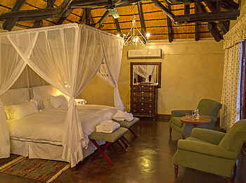 Epacha Game Lodge and Spa: Der Schlafbereich eines Chalets