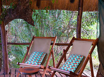 KaingU Safari Lodge: Deckchairs