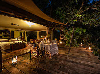 Mara Plains Camp: Die Gästeterrasse am Abend Mara Plains Camp: Die Gästeterrasse am Abend