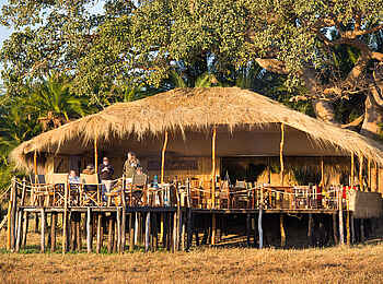 Mukambi Busanga Plains Camp: Strohgedecktes Hauptgebäude Mukambi Busanga Plains Camp: Strohgedecktes Hauptgebäude