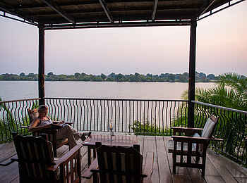 Mukambi Safari Lodge: Terrasse mit Flussblick Mukambi Safari Lodge: Terrasse mit Flussblick