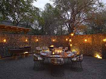 Phinda Homestead: Boma am Abend Phinda Homestead: Boma am Abend