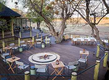 Puku Ridge Camp: Terrasse mit Feuerstelle Puku Ridge Camp: Terrasse mit Feuerstelle