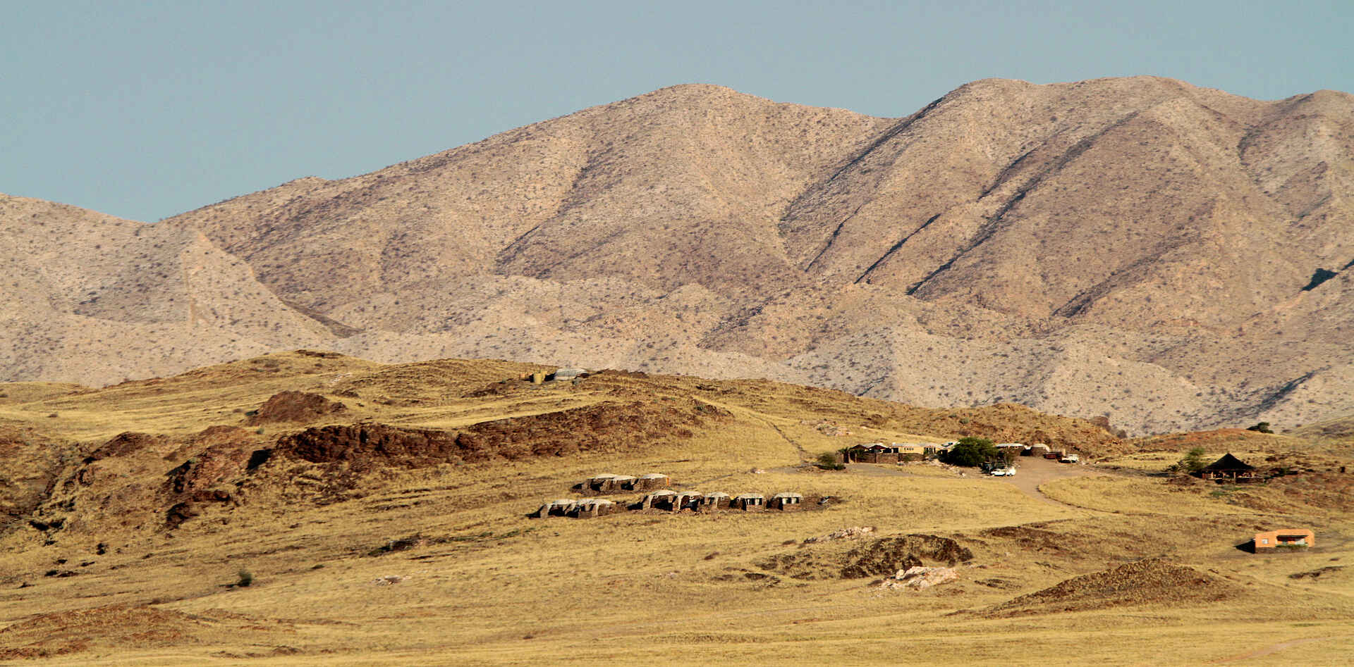 Namib-Naukluft-Nationalpark, Rostock Ritz Desert Lodge, Sesriem, Sossusvlei, Gesamtansicht, Landschaft, Afrikarma, Afrikarma Safaris, Afrikarma Safaris - Wildnis. Hautnah., Afrikarma.de