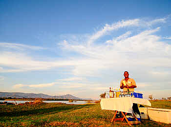 Royal Zambezi Lodge: Sundowner auf einer Flussinsel
