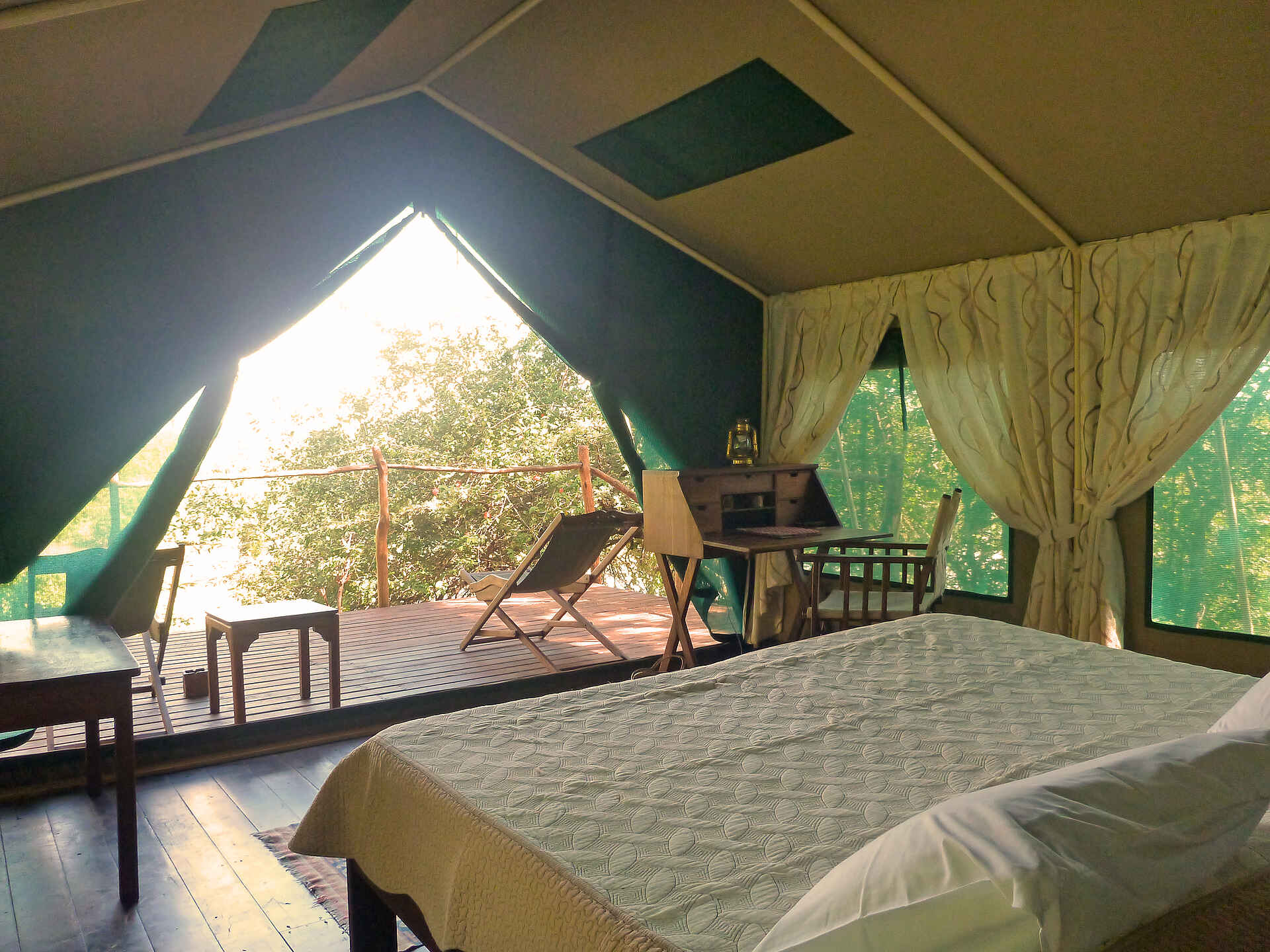 adventure camps, safari, selous impala camp, selous wildreservat, doppelbett, gästezelt, veranda, afrikarma, afrikarma safaris, afrikarma safaris - wildnis. hautnah., afrikarma.de