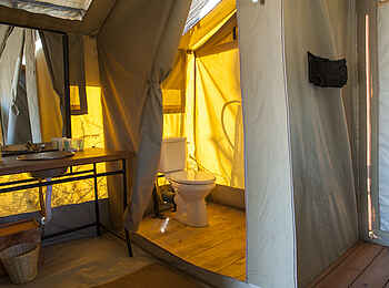 Serengeti Kati Kati Tented Camp: Gästetoilette Serengeti Kati Kati Tented Camp: Gästetoilette