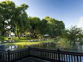 The Royal Livingstone: Blick auf den Garten vom Sonnendeck The Royal Livingstone: Blick auf den Garten vom Sonnendeck