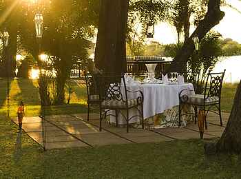 The Royal Livingstone: Dinner auf dem Rasen The Royal Livingstone: Dinner auf dem Rasen