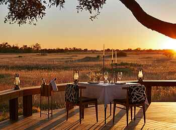 Tuludi Camp: Abendessen draußen Tuludi Camp: Abendessen draußen