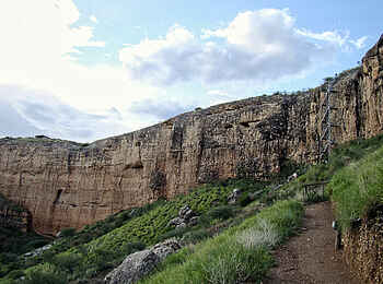 Vingerklip Lodge: Der Bergpfad und die Metalltreppe zum Eagle's Nest Restaurant und zum Heaven's Gate Luxuschalet