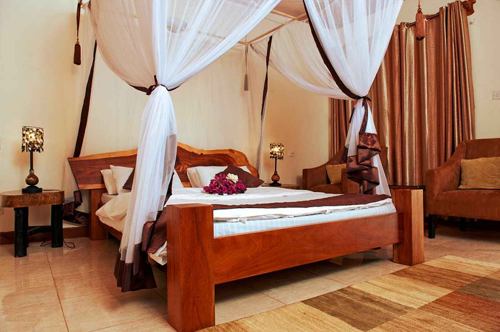 2 Friends Beach Hotel: Doppelbett mit Moskitonetz 2 Friends Beach Hotel: Doppelbett mit Moskitonetz