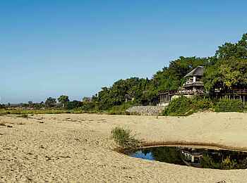 Jock Safari Lodge – Main Lodge: Ansicht der Lodge mit Wasserloch