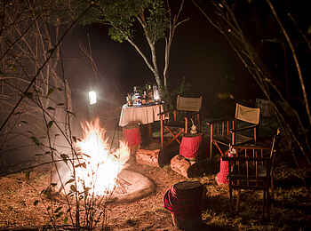 Mara Serena Safari Lodge: Der Ausklang am Lagerfeuer Mara Serena Safari Lodge: Der Ausklang am Lagerfeuer