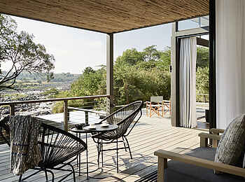 Sanctuary Olonana: Außendeck mit Blick in den Busch Sanctuary Olonana: Außendeck mit Blick in den Busch