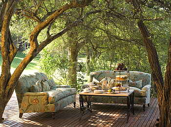 &Beyond Ngala Safari Lodge: Lounge im Freien